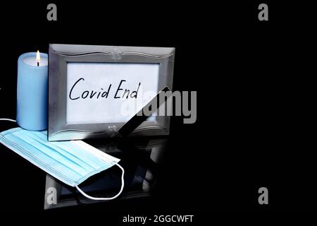 Inschrift Covid Ende auf weißem Hintergrund in y Fotorahmen Stockfoto