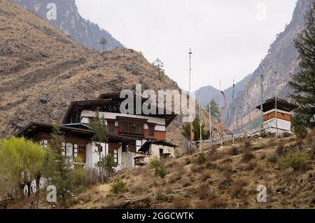 Blick auf Tachog Lhakhang Dzong (befestigtes Kloster) am Fuße des Phurdo-Gebirges, Bhutan - Feb 2017 Stockfoto