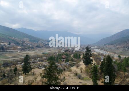 Blick auf das Paro-Tal und die Stadt Paro, Westbhutan - Februar 2017 Stockfoto