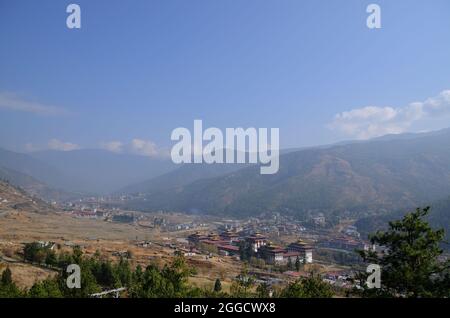 Blick auf das Thimpu-Viertel und das Raidak-Tal (Wang oder Thimpu Chhu) mit Tashichö Dzong, dem Sitz der Regierung von Bhutan, im Vordergrund, Bhutan Stockfoto