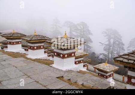 Dochu La (Pass) mit 108 Chören (Stupas), erbaut in 3 Schichten auf einem zentralen Hügel, entlang der Ost-West-Straße von Thimpu nach Punakha, Bhutan Stockfoto