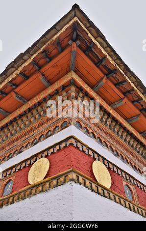 Detail der zentralen Chorten oder Stupa am Dochu La (Pass), entlang der Ost-West-Straße von Thimpu nach Punakha, Bhutan Stockfoto