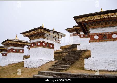 Blick auf die Chorten (Stupas) am Dochu La (Pass), entlang der Ost-West-Straße von Thimpu nach Punakha, Bhutan Stockfoto