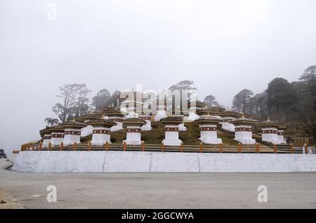Dochu La (Pass) mit 108 Stupas oder Chören, erbaut auf einem zentralen Hügel, entlang der Ost-West-Straße von Thimpu nach Punakha, Bhutan Stockfoto