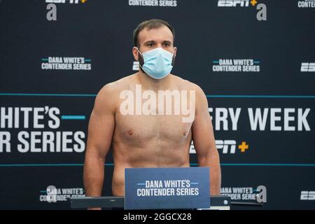 Azamat Murzakanov tritt bei den offiziellen Wägen im Marriott Residence Inn für die UFC Dana White Contender Series - Wägen am 30. August 2021 in Las Vegas, NV, USA, auf die Waage. Foto von Louis Grasse/PxImages/ABACAPRESS.COM Stockfoto