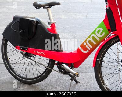 MAILAND, ITALIEN - 08. Aug 2021: Ein Limone-Elektrofahrrad für Mietmobilität in Mailand, Italien Stockfoto