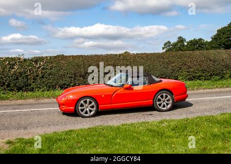 1996 90s rotes TVR Base Chimera Zweisitzer-2dr-Cabrio, 5-Gang-Schaltgetriebe 3952 ccm auf dem Weg zur Capesthorne Hall Classic August Car Show, Cheshire, Großbritannien Stockfoto