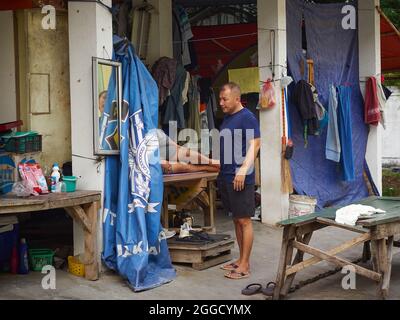 Indonesien. August 2021. Zwölf afghanische Flüchtlinge leben im Gebäude der indonesischen Regierung in Kalideres, West Jakarta. Mit nur Zelt und Kammer leben sie weiter. Verschlimmert durch den Mangel an Wasserversorgung und Beleuchtung. Sie hoffen, dass sie nach der Demonstration am 24. August ein besseres Leben bei 3rd Nation führen können, nachdem sie 3-10 Jahre lang im Elend gewartet haben. (Foto von Kevin Herbian/Pacific Press) Quelle: Pacific Press Media Production Corp./Alamy Live News Stockfoto