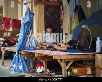 Indonesien. August 2021. Zwölf afghanische Flüchtlinge leben im Gebäude der indonesischen Regierung in Kalideres, West Jakarta. Mit nur Zelt und Kammer leben sie weiter. Verschlimmert durch den Mangel an Wasserversorgung und Beleuchtung. Sie hoffen, dass sie nach der Demonstration am 24. August ein besseres Leben bei 3rd Nation führen können, nachdem sie 3-10 Jahre lang im Elend gewartet haben. (Foto von Kevin Herbian/Pacific Press) Quelle: Pacific Press Media Production Corp./Alamy Live News Stockfoto