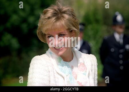 Datei-Foto vom 13/5/1996 von der Prinzessin von Wales, Royal Patron des International Spinal Research Trust (ISRT), im Kensington Palace in London, um den Beginn des bisher größten Spendenaufrufers der Wohltätigkeitsorganisation, Push 2000, zu feiern, einem Rollstuhlstoß von Land's End zu John O'Groats. Vierundzwanzig Jahre sind vergangen, seit Diana, Prinzessin von Wales, bei einem Autounfall in Paris starb. Die Prinzessin - der Herzog von Cambridge und die verstorbene Mutter des Herzogs von Sussex - war erst 36 Jahre alt, als sie am 31 1997. August getötet wurde. Ausgabedatum: Dienstag, 31. August 2021. Stockfoto
