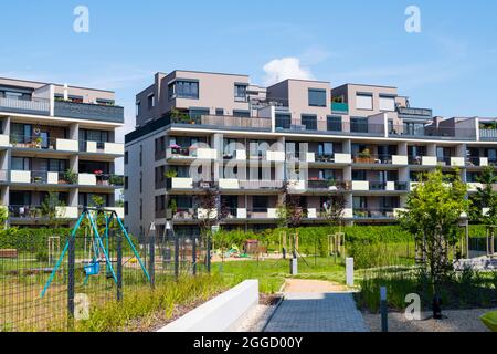 Kinderspielplätze und Wohnblocks in der Granitova Straße, Suomi-Hloubetin, finnischem Stil, Hloubetin, Prag, Tschechische Republik Stockfoto