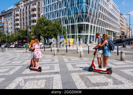 Paar auf Elektroroller, Vaclavske namesti, Prag, Tschechische Republik Stockfoto