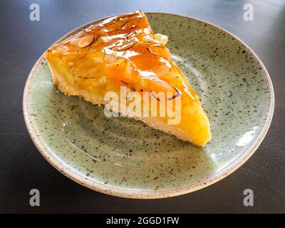 Schöner Kuchen mit Früchten auf den Tisch gelegt Stockfoto