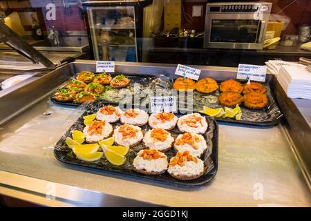 Sandwiches mit Lachs und Garnelen, Vanha Kauppachalli, Eteläranta, Helsinki, Finnland Stockfoto