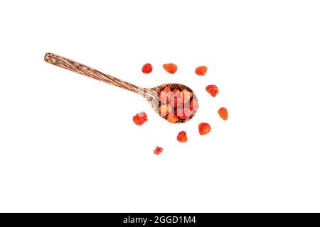 Gruppe getrockneter Erdbeeren in einem Holzlöffel isoliert auf weißem Hintergrund. Stockfoto