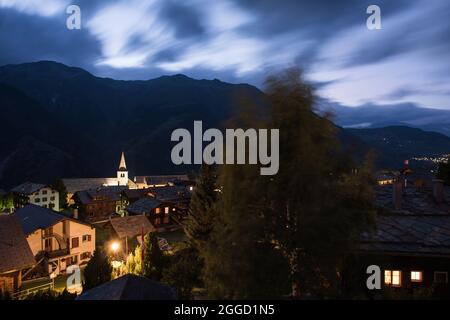 Das Dorf „Grächen“ im Wallis in der Schweiz am späten Abend im Dunkeln. Stockfoto