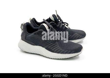 Schwarze Farbe Mode Sportschuhe isoliert auf weißem Hintergrund. Stockfoto