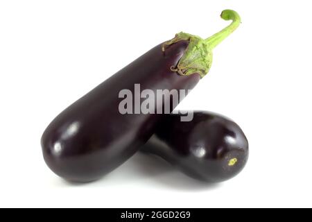 Zwei Auberginen isoliert auf weißem Hintergrund. Stockfoto