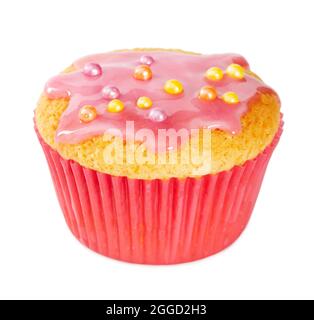 Vanillemuffin mit rosa Vereisung und farbigen Streuseln isoliert auf weißem Hintergrund. Stockfoto