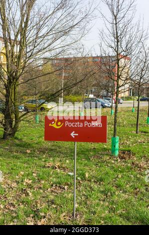 POZNAN, POLEN - 05. April 2016: Ein Schild „Poczta Polska“, das den Standort des Postamtes in Poznan, Polen, anzeigt Stockfoto