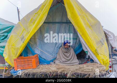 Dezember2020, Ein Porträt eines alten Mannes während eines Protestes an der Grenze zu Singhu. Sie protestieren gegen das neue Agrargesetz der indischen Regierung. Stockfoto