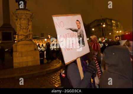 Studenten protestierten gegen die Erhöhung der Studiengebühren, die die Polizei auf dem Trafalgar Square einstellte, nachdem sie im West End von London umhermarschiert waren. Trafalgar Square, London, Großbritannien. 30. November 2010 Stockfoto