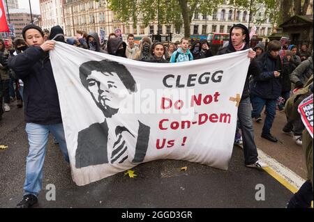 Studenten protestierten gegen die Erhöhung der Studiengebühren, hielten ein Anti-Nick-Clegg-Banner und marschierten entlang der Grosvenor Gardens, London, Großbritannien. 30. November 2010 Stockfoto