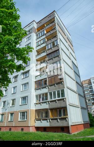 Ansicht von unten eines mehrstöckigen Wohnpaneels in Riga, Lettland. Typische postsowjetische Stadtarchitektur. Stockfoto