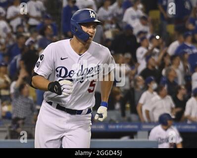 Los Angeles, Usa. August 2021. Der Shortstop von Los Angeles Dodgers, Corey Seagar, rundet die Basen ab, nachdem er beim dritten Inning im Dodger Stadium in Los Angeles am Montag, den 30. August 2021, vor Atlanta Braves den Pitcher Drew Smiley gestartet hatte. Foto von Jim Ruymen/UPI Credit: UPI/Alamy Live News Stockfoto