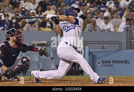 Los Angeles, Usa. August 2021. Der Shortstop von Los Angeles Dodgers, Corey Seagar, traf einen zweiläufigen Homer vor Atlanta Braves, der Pitcher Drew Smiley beim dritten Inning im Dodger Stadium in Los Angeles am Montag, den 30. August 2021, anfing. Foto von Jim Ruymen/UPI Credit: UPI/Alamy Live News Stockfoto