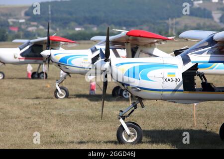 Nicht exklusiv: REGION KHARKIV, UKRAINE - 28. AUGUST 2021 - Flugzeuge werden während der Flugschau KharkivAviaFest 2021 im Korotych aerodrom ausgestellt Stockfoto