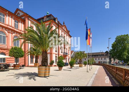 Wiesbaden, Deutschland - Juli 2021: Barockschloss „Schloss Biebrich“ an sonnigen Tagen Stockfoto