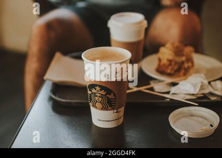 Heiße Getränke Getränk Cappuccino Coffee Latte auf dem Tisch, wo ein Paar Kaffee mit Dessert trinkt Stockfoto