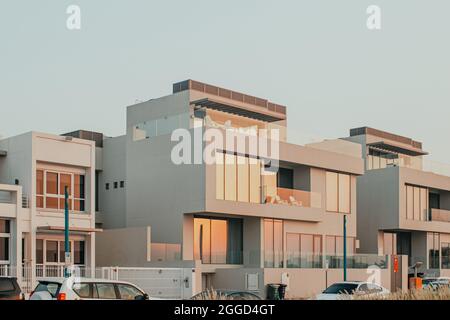 Moderne Architektur Elegantes Luxus-Villa-Haus in Grautönen mit Balkon in der Stadt Stockfoto