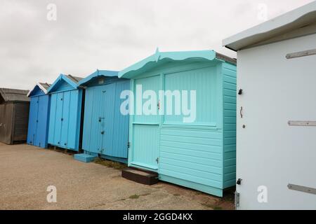 30. August 2021- Brightlingsea, Großbritannien: Strandhütten in Blautönen Stockfoto