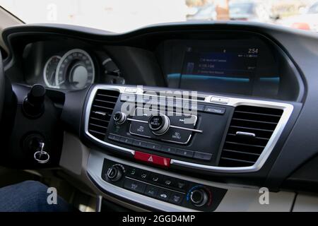 Fahrzeug Auto Black Color Control Panel Center Konsolen Multi Media System des Fahrens Auto Stockfoto