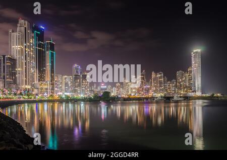 Nächtlicher Blick auf die Küste von Panama City mit Reflexionen im Ozean Stockfoto