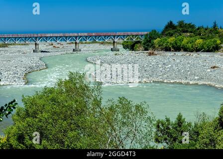 Pazifikküste und Eisenbahnbrücke über den Waitaki River auf Südinsel Neuseeland Stockfoto