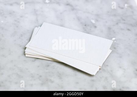 Weiße leere Visitenkarten auf Marmorhintergrund Stockfoto
