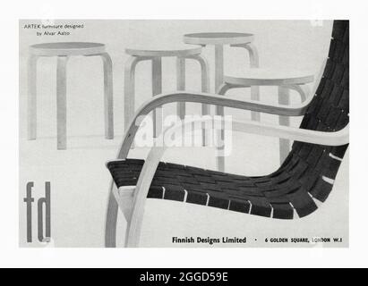 Eine Werbung aus den 1960er Jahren für Artek-Möbel, die von Alvar Aalto entworfen wurde und im Showroom von Finnish Designs London, England, Großbritannien, verkauft wird. Die Anzeige erschien in einer Zeitschrift, die im Oktober 1962 in Großbritannien veröffentlicht wurde. Hugo Alvar Henrik Aalto (1898–1976) war ein finnischer Architekt und Designer. Seine Arbeiten umfassen Architektur, Möbel, Textilien und Glaswaren. Aalto war vor allem für seine Architektur bekannt, aber seine Möbelentwürfe kamen gut an. Er experimentierte in gebogenen Sperrholzstühlen – der 1933 Stapelhocker Modell 60 von Artek (im Hintergrund zu sehen) wird immer noch verkauft – Vintage-Grafiken aus den 1960er Jahren. Stockfoto