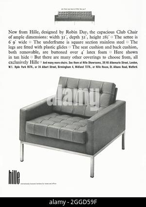 Eine Anzeige aus den 1960er Jahren für Robin Days Club Chair, die bei Hille Showrooms in Großbritannien erhältlich ist. Die Anzeige erschien in einer Zeitschrift, die im Oktober 1962 in Großbritannien veröffentlicht wurde. Robin Day (1915–2010) war einer der bedeutendsten britischen Möbeldesigner des 20. Jahrhunderts. 1949 begann er mit dem Entwerfen für S Hille & Co – ein auf Repro-Möbel spezialisiertes Unternehmen. Die Nachkriegsdesigns von Day waren leicht und sparsam in der Verwendung von Materialien. 1962 entwarf Robin Day den Club als eine moderne Art des Chesterfield, die auf enge Räume zugeschnitten ist. Die Serie wurde 2001 neu aufgelegt – Vintage-Grafiken aus den 1960er Jahren. Stockfoto