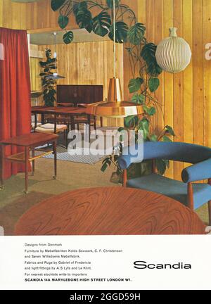 Eine Werbung aus den 1960er Jahren für stilvolle, in Dänemark hergestellte Möbel aus der Mitte des Jahrhunderts – zu sehen im Scandia Showroom, Marylebone High Street, London, England, Großbritannien. Die Anzeige erschien in einer Zeitschrift, die im Oktober 1962 in Großbritannien veröffentlicht wurde. Das Foto zeigt Möbel, Beleuchtung, Teppiche und Teppiche von führenden dänischen Designern und Produzenten wie Kolds Savvaerk, C F Christensen, Møbelfabrik und Le Klint – Vintage-Grafiken aus den 1960er Jahren. Stockfoto