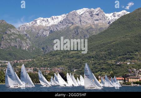 Segelboote auf dem Comer See, Mandello del Lario, Lombardei, Italien, Europa Stockfoto