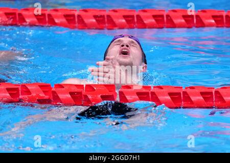 Die britische Reece Dunn feiert den Gewinn der Goldmedaille im Medley-SM14-Finale der Männer mit 200 m im Tokyo Aquatics Center am siebten Tag der Paralympischen Spiele in Tokio 2020 in Japan. Bilddatum: Dienstag, 31. August 2021. Stockfoto