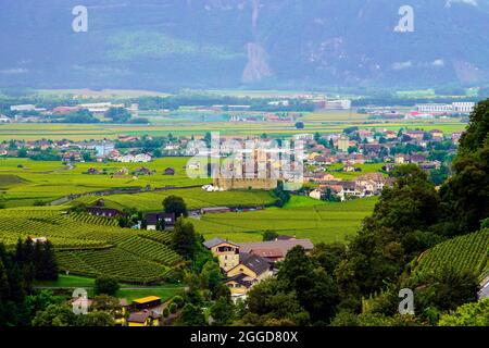 Erhöhte Ansicht von Schloss Aigle (château d'Aigle) in der alpinen Landschaft. Schloss Aigle in der Gemeinde Aigle des Kantons Waadt in der Schweiz. Stockfoto