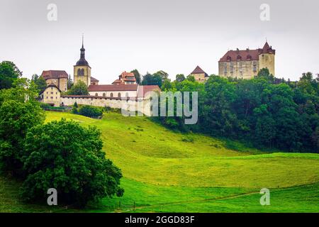 Panoramablick auf das mittelalterliche Burgdorf Gruyères in alpiner Landschaft. Kanton Freiburg, Schweiz. Stockfoto