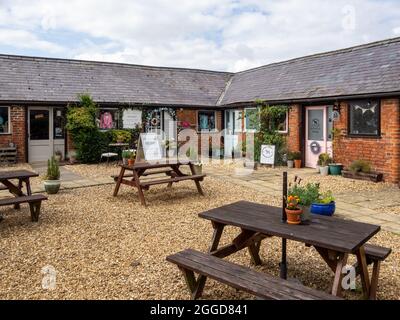 The Old Dairy Farm Craft Center, Upper Stowe, Northamptonshire, Großbritannien; Geschäfte, Galerien und Künstlerstudios in alten umgebauten Bauernhäusern. Stockfoto