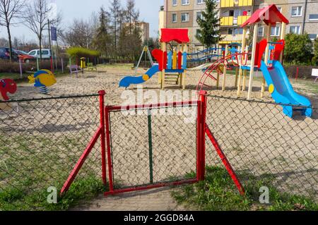 POSEN, POLEN - 05. Apr 2016: Das Eingangstor zu einem Spielplatz vor einem Gebäude in Posen, Polen Stockfoto