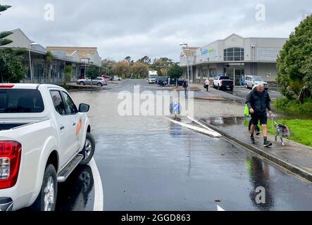 Auckland. August 2021. Das Foto, das am 31. August 2021 mit einem Mobiltelefon aufgenommen wurde, zeigt ein wasserdichtes Gebiet im Westen von Auckland in Neuseeland. Menschen von mindestens 60 Häusern im Westen Neuseelands in Auckland wurden über Nacht evakuiert, weil es eine durch Regen ausgelöste Überschwemmung gab, die während der COVID-19-Sperre durchgeführt wurde. Kredit: Li Qiaoqiao/Xinhua/Alamy Live Nachrichten Stockfoto