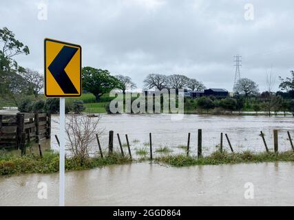 Auckland. August 2021. Das Foto, das am 31. August 2021 mit einem Mobiltelefon aufgenommen wurde, zeigt ein wasserdichtes Gebiet im Westen von Auckland in Neuseeland. Menschen von mindestens 60 Häusern im Westen Neuseelands in Auckland wurden über Nacht evakuiert, weil es eine durch Regen ausgelöste Überschwemmung gab, die während der COVID-19-Sperre durchgeführt wurde. Kredit: Li Qiaoqiao/Xinhua/Alamy Live Nachrichten Stockfoto